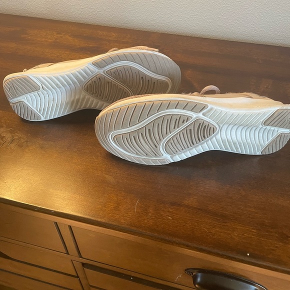 Gently used New Balance sneakers - Picture 5 of 5